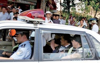 男子停车刑警遭围殴事件深度解析