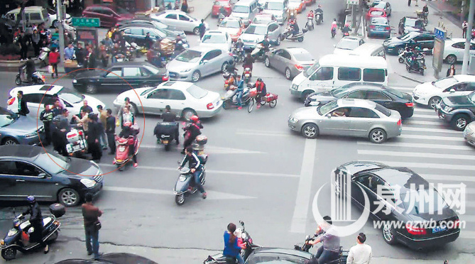 男子停车刑警遭围殴事件深度解析
