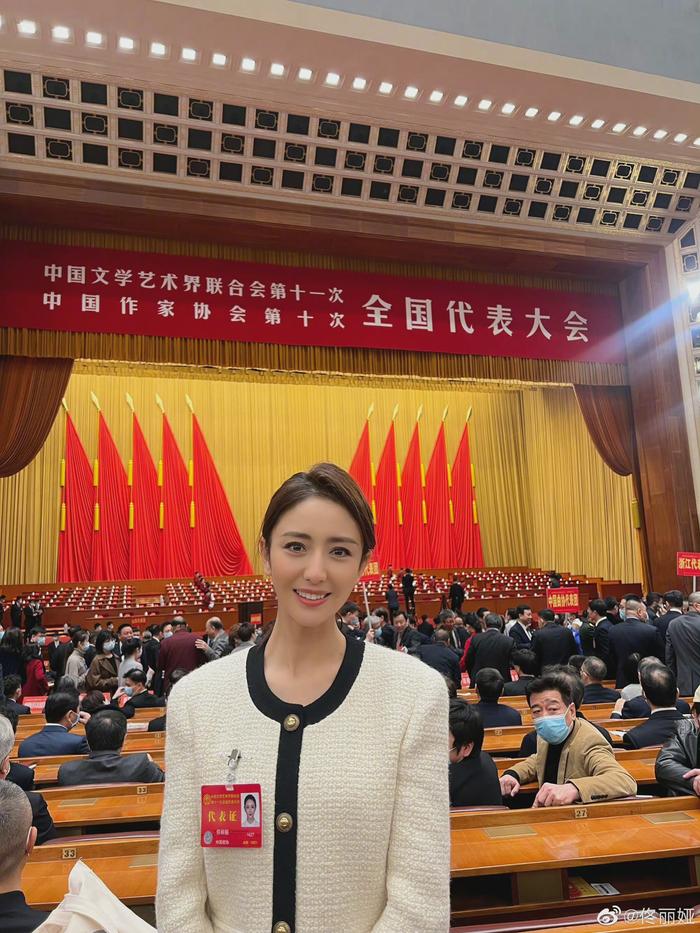 蒋胜男晒两会现场与甄子丹同框照，聚焦两会热点，共襄盛举
