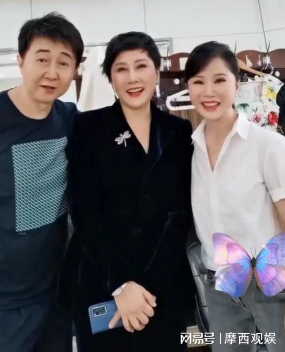 张凯丽一家三口刷屏照，星光熠熠的家庭瞬间