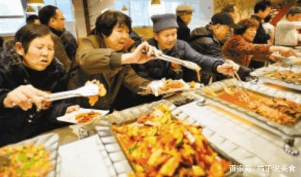 两顾客自助餐偷拿肉事件，消费背后的道德考量