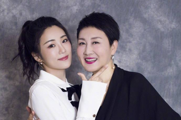 张凯丽全家福，一个温馨家庭的幸福瞬间