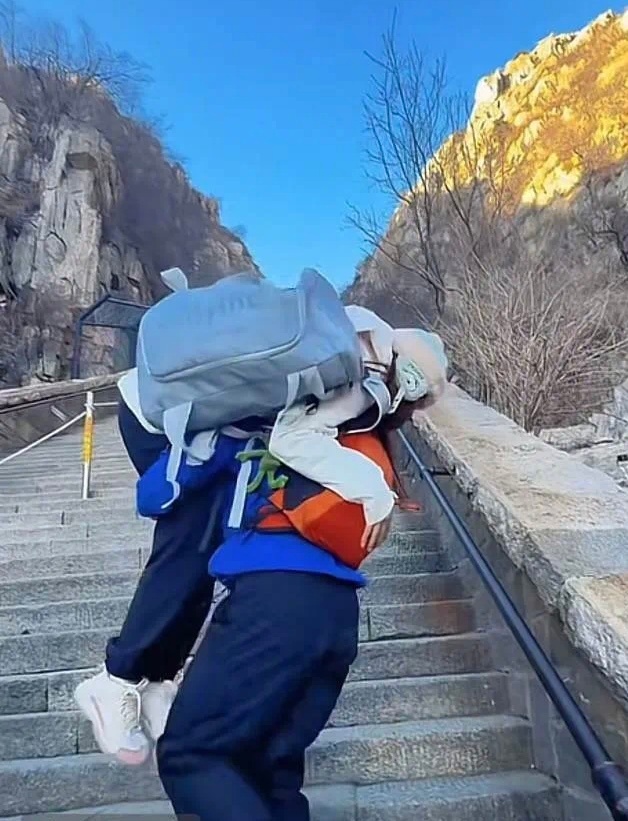 陪爬泰山小伙称挣钱透支了身体，现代社会的健康警钟