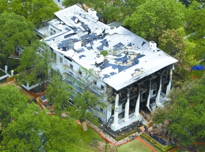 美一州长官邸遭纵火事件深度解析
