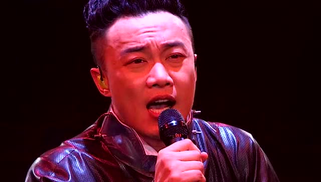 陈奕迅演唱会唱哭自己陈奕迅演唱会深情演绎，触动心灵至动情落泪