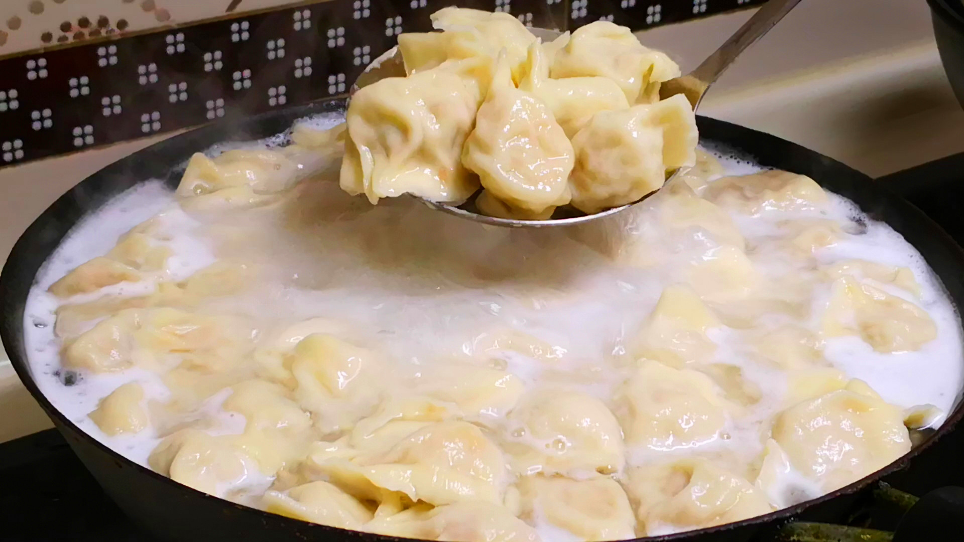 餐馆厨师煮饺子连袋下锅