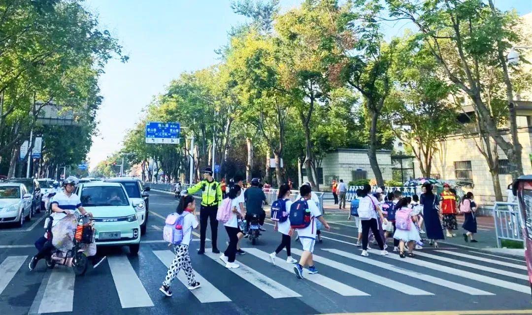 秋季开学多地进入拥堵模式是的，随着秋季学期的到来，许多地方都迎来了开学季，这也导致了交通拥堵的现象。学生和家长们的出行需求增加，特别是在大城市和学区周边，道路拥堵现象尤为突出。