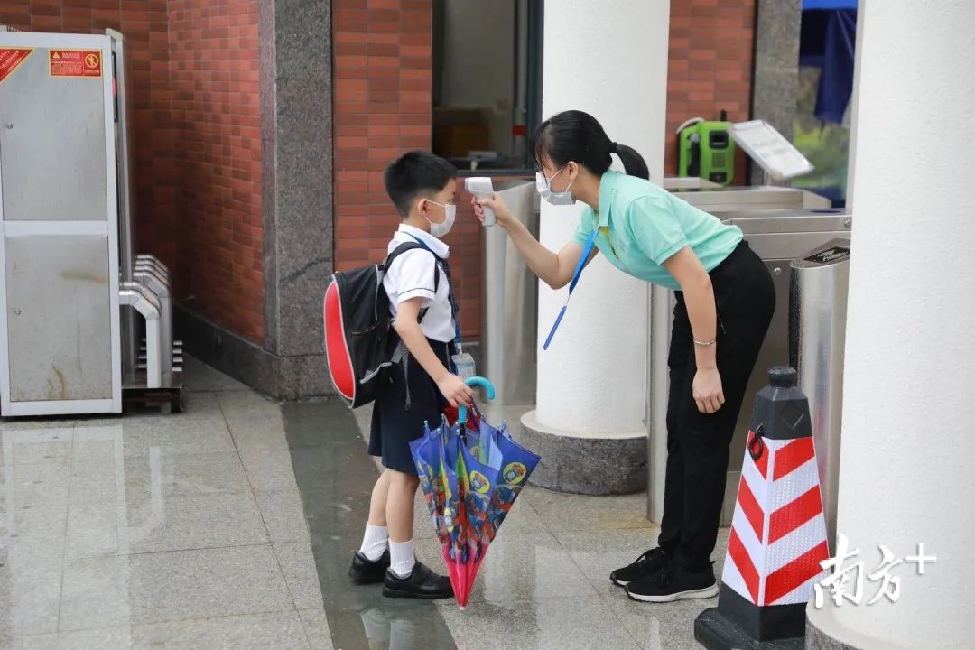 “小神兽”站校门口被抱进门小神兽现身校园，意外被抱进门，背后的故事引人深思