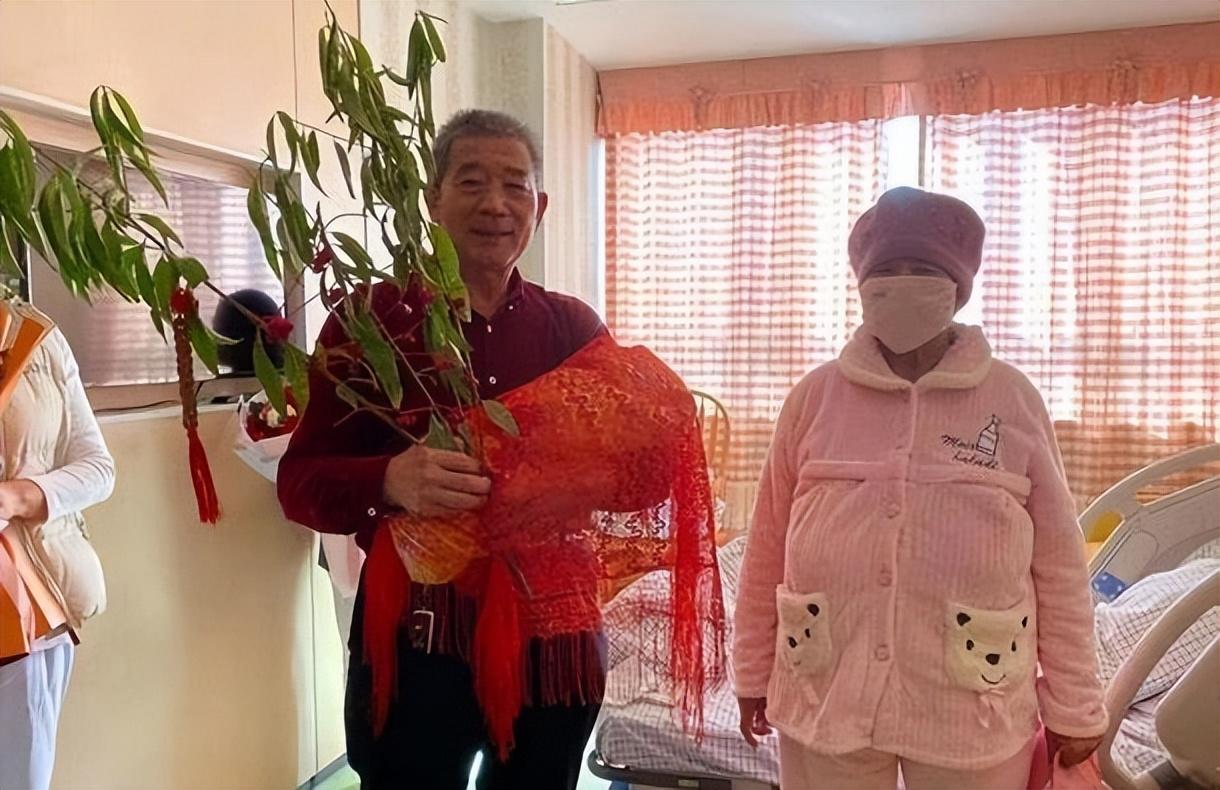独自照顾病父24年，一份超越血缘的坚守与深情