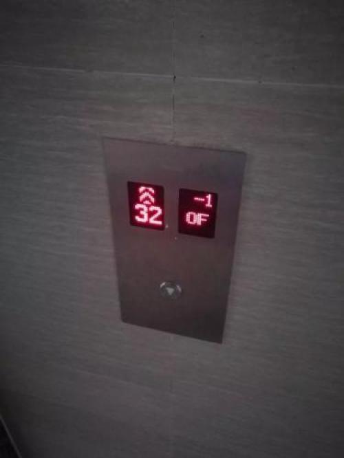 电梯灯灭了还能运转吗？探究电梯运行机制与应急措施