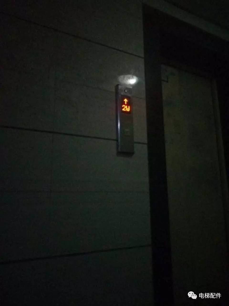 电梯灯灭了还能运转吗？探究电梯运行机制与应急措施