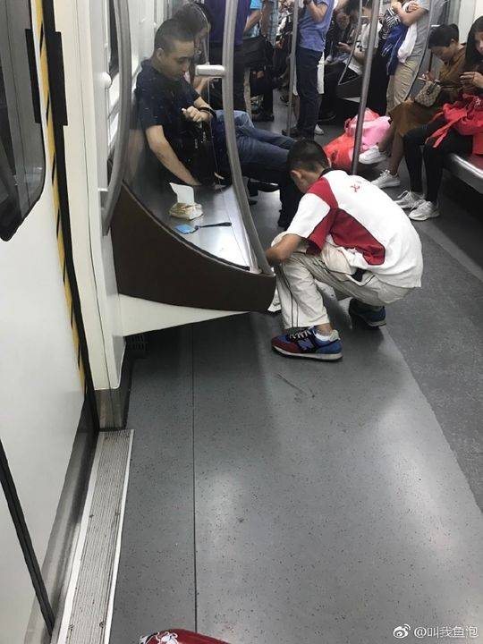 男生看到地铁座椅血迹主动擦干净的行动，社会正能量的体现