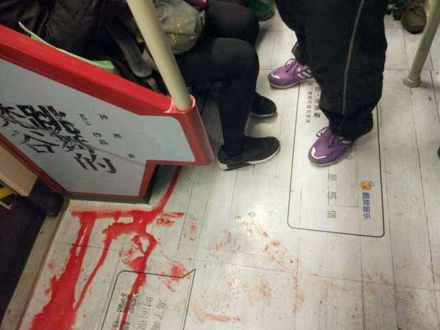 男生看到地铁座椅血迹主动擦干净的行动，社会正能量的体现