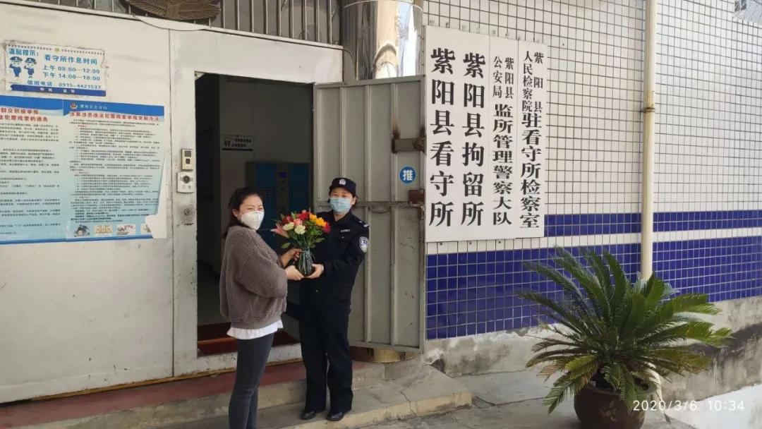 给职工送鲜花，一种激励与关怀的独特方式