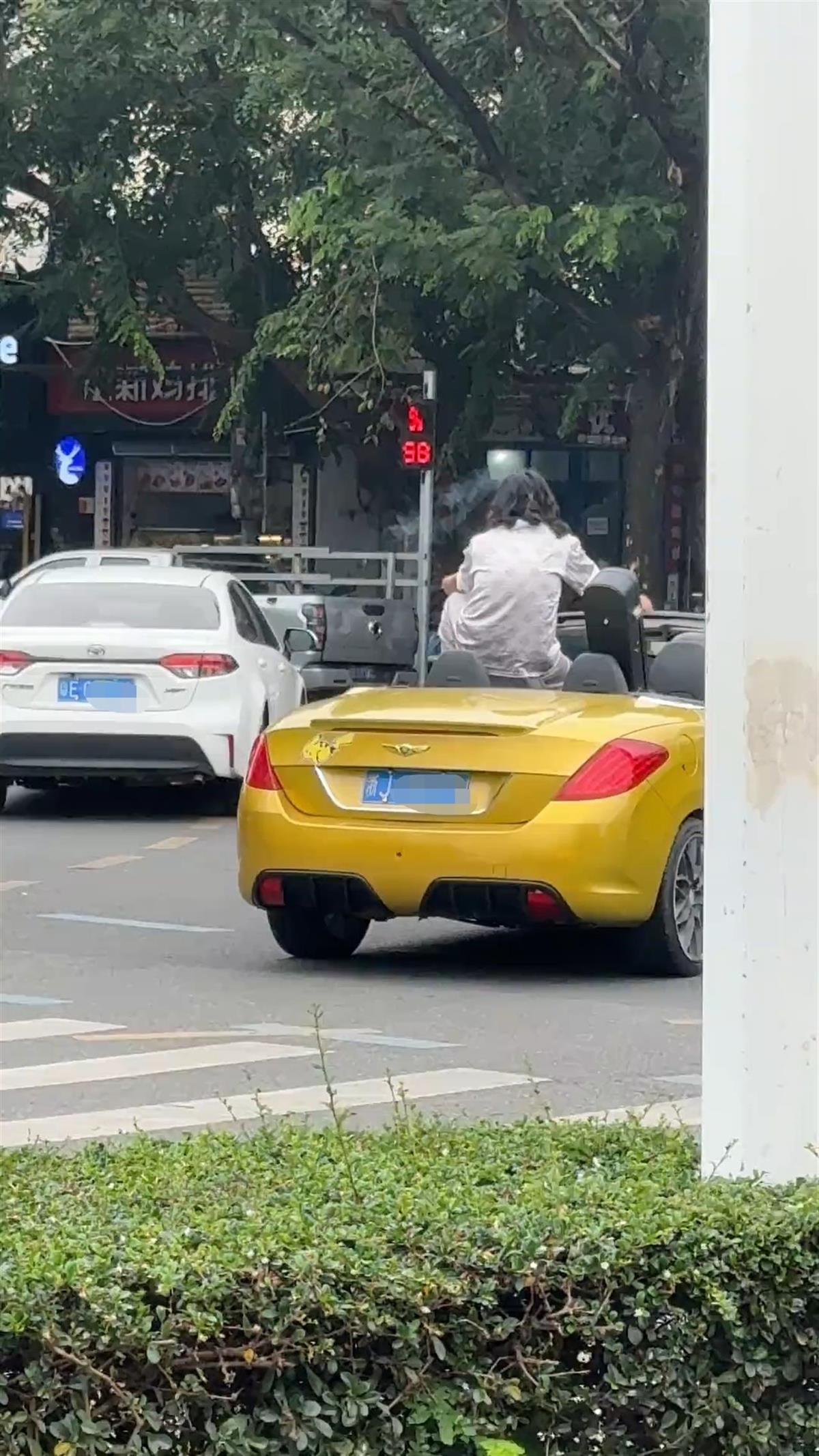 敞篷车司机坐头枕脱手驾驶，一种别样的驾驶体验