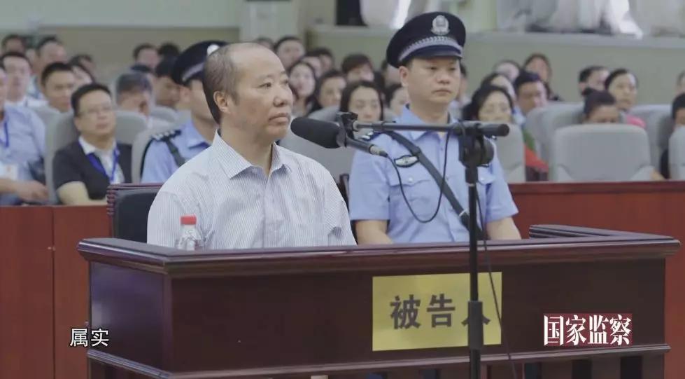 贪官隐秘手段，茅台藏地下，玉米作伪装