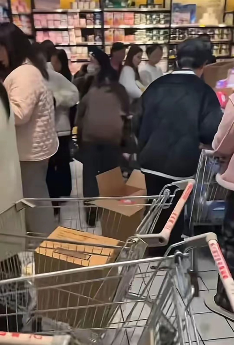 胖东来挂卫生巾事件深度报告