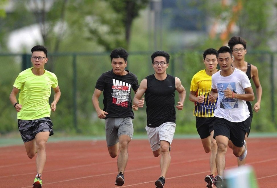 中南财大学生呼吁取消3000米测试，一场关于健康与公平的讨论