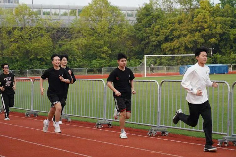 中南财大学生呼吁取消3000米测试，一场关于健康与公平的讨论