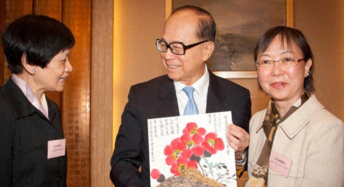 香港首富李嘉诚最近频繁卖资产，背后隐藏了什么？