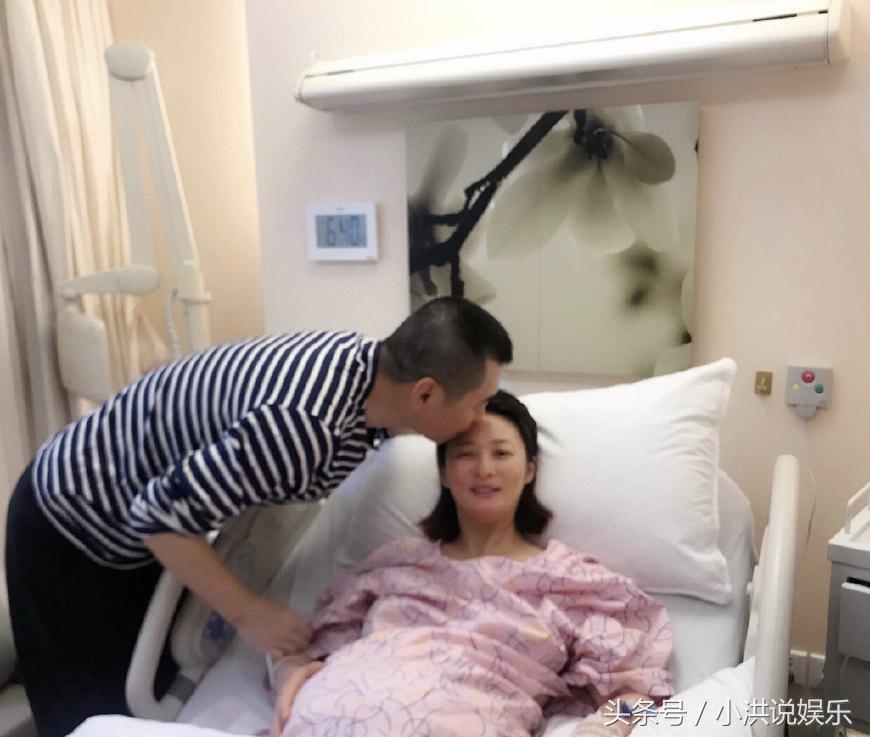 女生把手放在男生嘴边，微妙情感的深度解读
