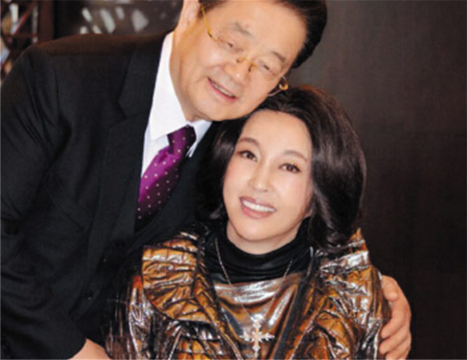 刘晓庆携丈夫罕见露面，恩爱瞬间引爆网络热议
