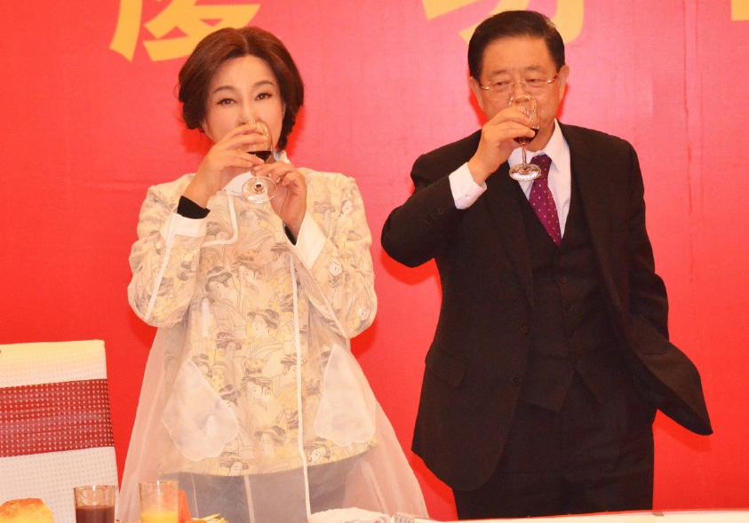 刘晓庆携丈夫罕见露面，恩爱瞬间引爆网络热议