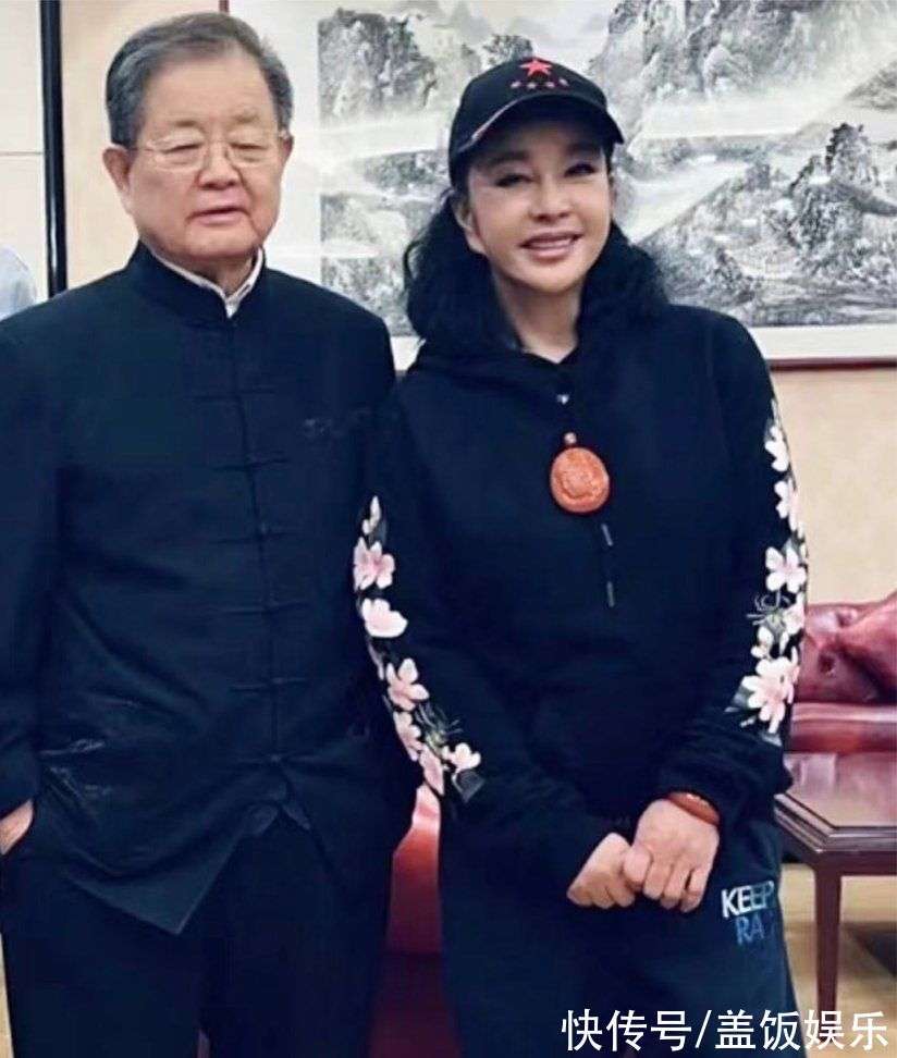 刘晓庆携丈夫罕见露面，恩爱瞬间引爆网络热议
