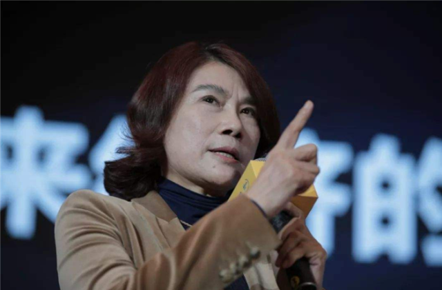 董明珠开会当场怼员工说废话，权力与沟通的艺术