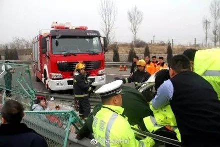 地震后，女交警紧紧抱住伤者的温情时刻