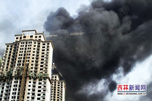 沈阳一建筑突发火灾，楼顶多人被困——紧急救援与反思