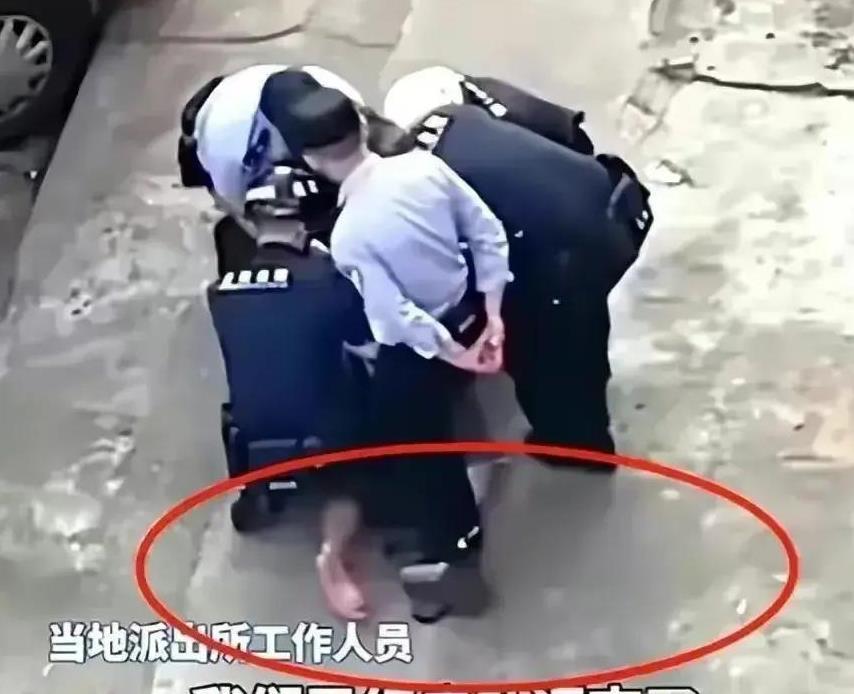 深圳地铁踩踏事故致12人受伤，反思与启示