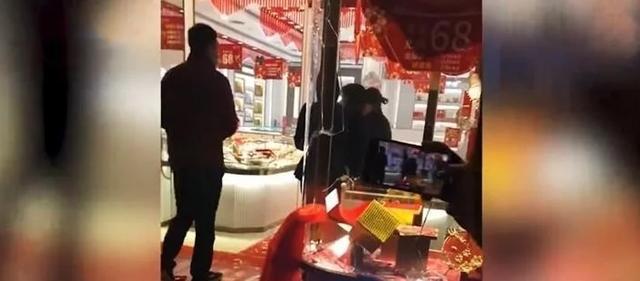金店老板称黄金市场一片狼藉，是真的吗？