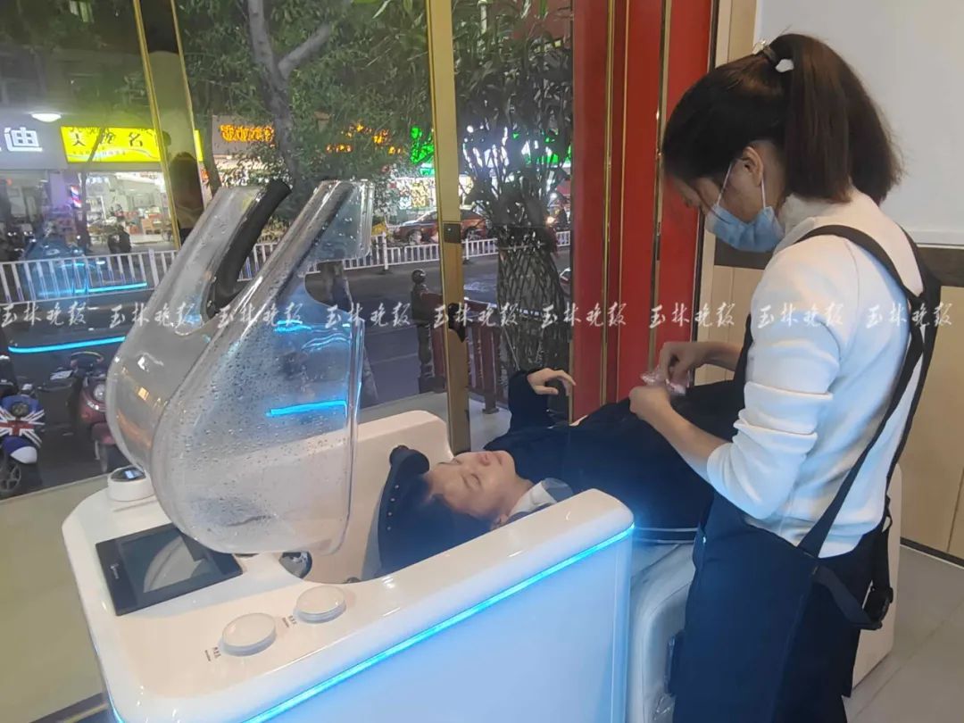 广州惊现AI洗头新潮流