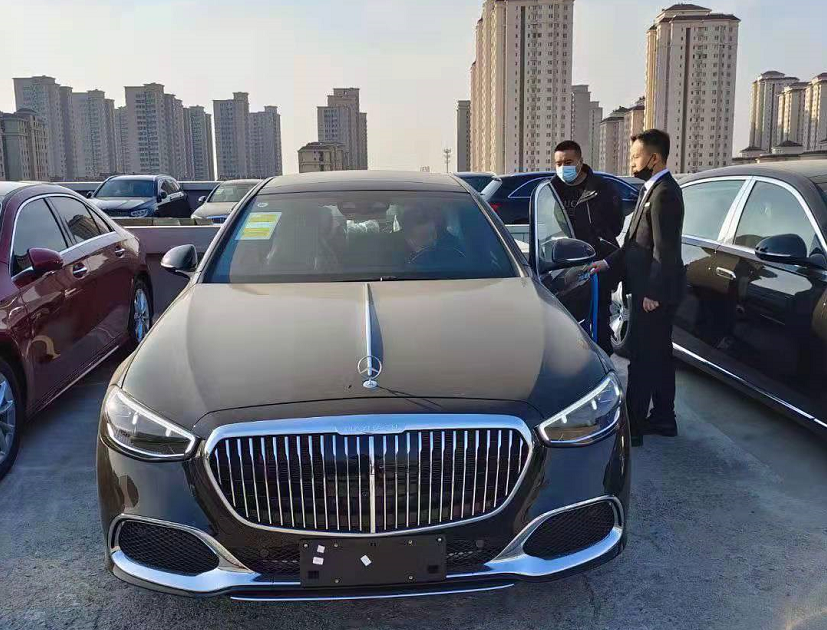 男子花巨资购买迈巴赫S480跑滴滴，豪华与实用的完美结合？