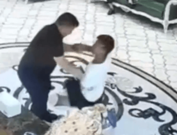 男子过肩摔女子反被摔倒在地，一场意外的力量对决