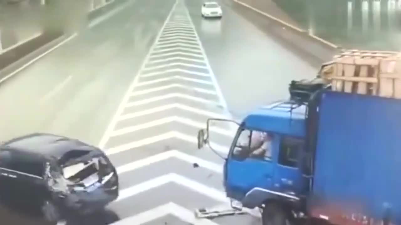大货车变道撞小车，事故背后的警示与反思