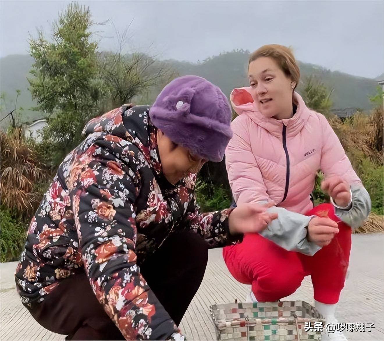 网红洋媳妇离世，老公深情缅怀，向岳父母下跪——一段跨越文化与生命的感人故事