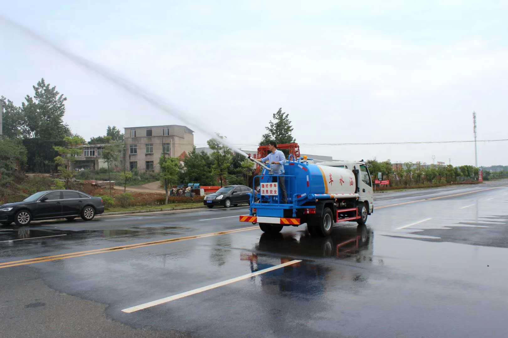 揭秘洒水车，一次能洒多远？
