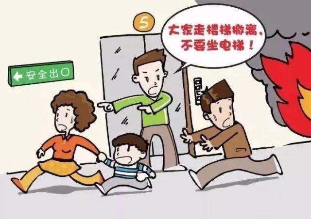 熊孩子玩火点燃垃圾堆，全校师生被吓到