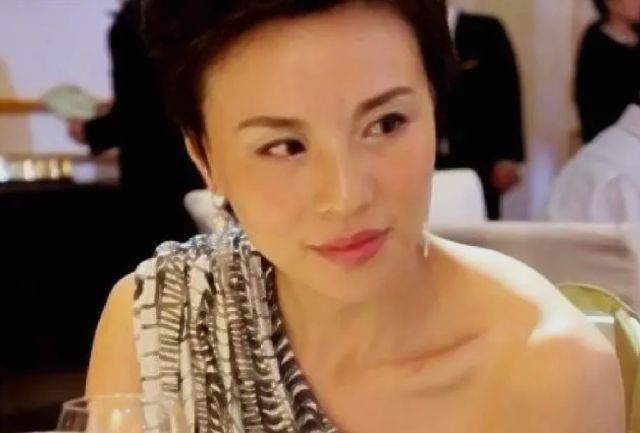 被通缉的美女，迷雾下的真相