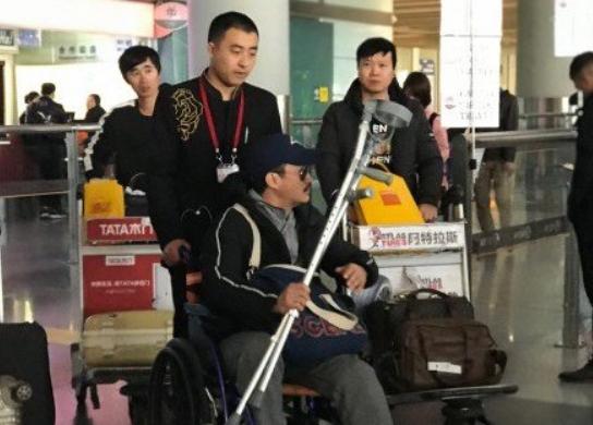 章子怡因领奖后台摔倒引发关注，坐轮椅出行的背后故事