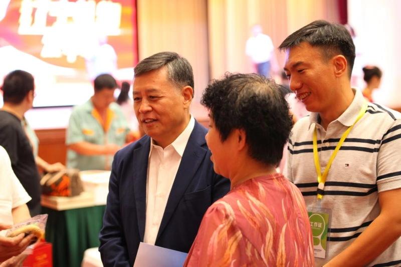 辽宁火灾致22死事件，发布会现场的全体默哀背后的故事与反思