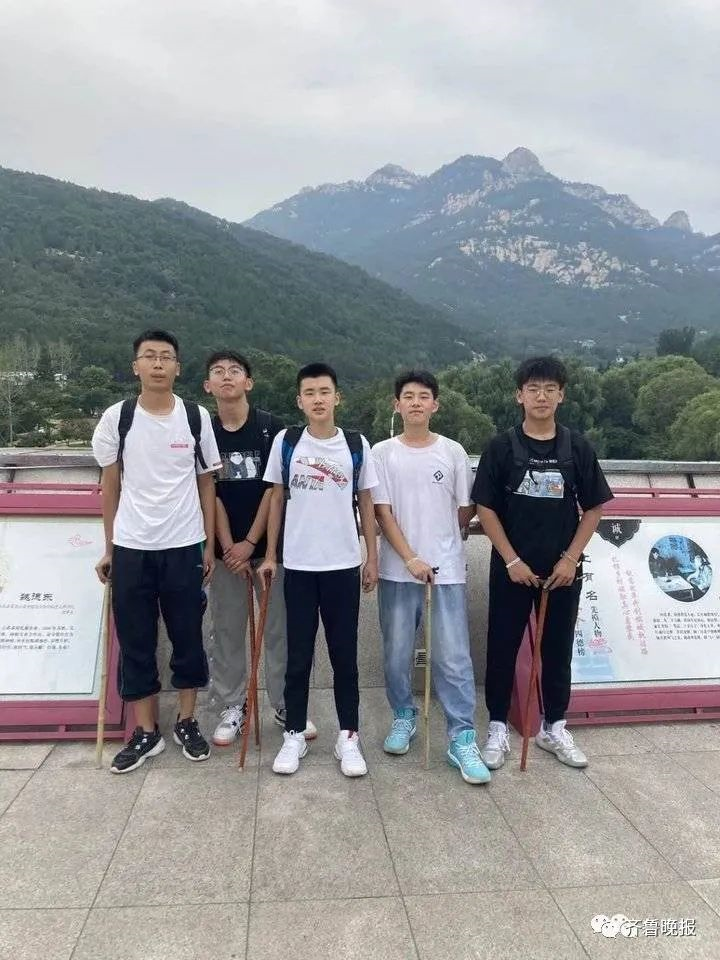 泰山陪爬小伙两天挣了近2000元，探索网络热门现象背后的故事