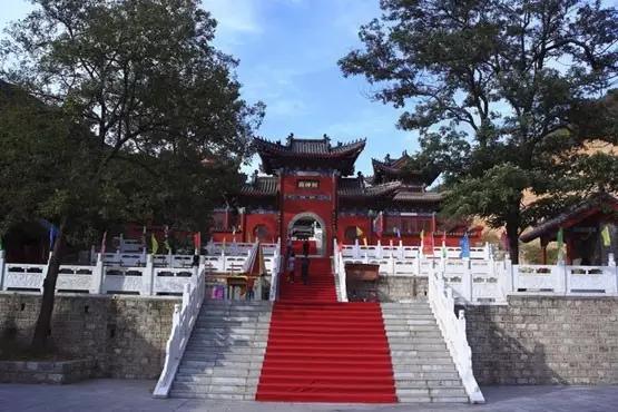 网友镜头下的奇迹，闪电映照下的西安钟楼