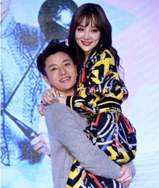 贾乃亮全家出游，传闻与李小璐复合，真相究竟如何？