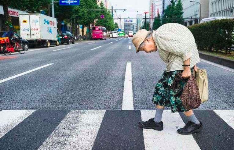 日本老人争相入牢，背后的社会现象与思考
