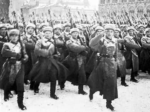俄女兵亮相红场，短裙军装 英姿飒爽