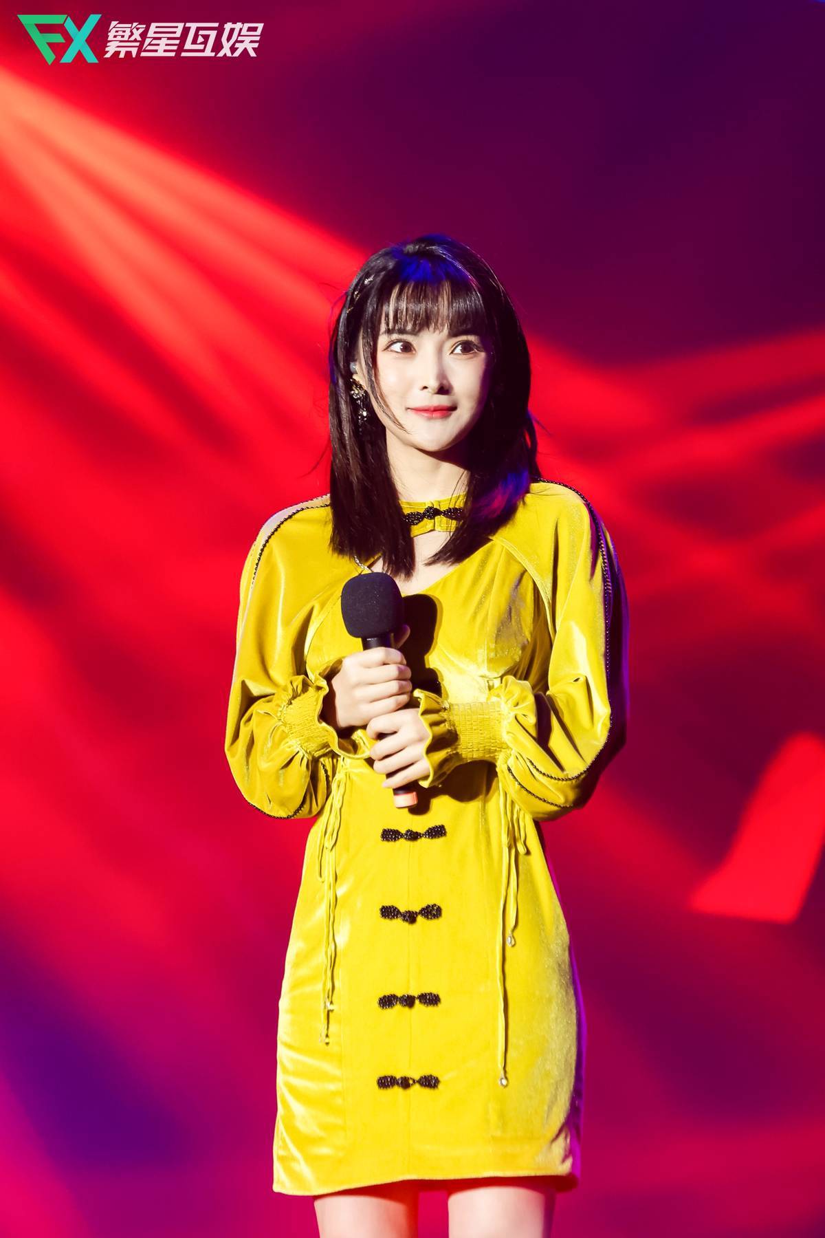 王霏霏孟佳宋妍霏等合唱我的地盘，炫彩舞台，声音震撼人心