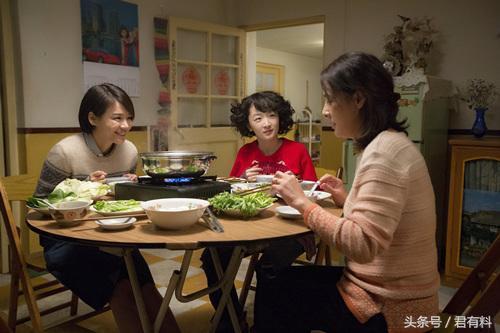 全国大屏都在喊妈，一个情感泛滥的时代现象